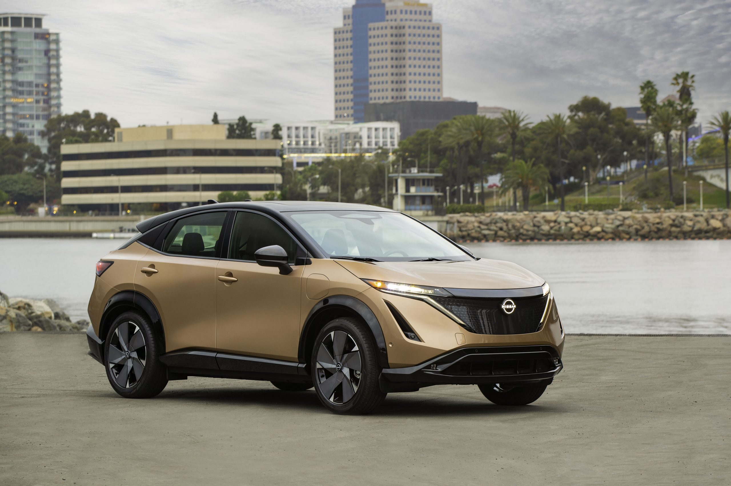 Nissan стал последним автопроизводителем, получившим доступ к нагнетателям Tesla NACS