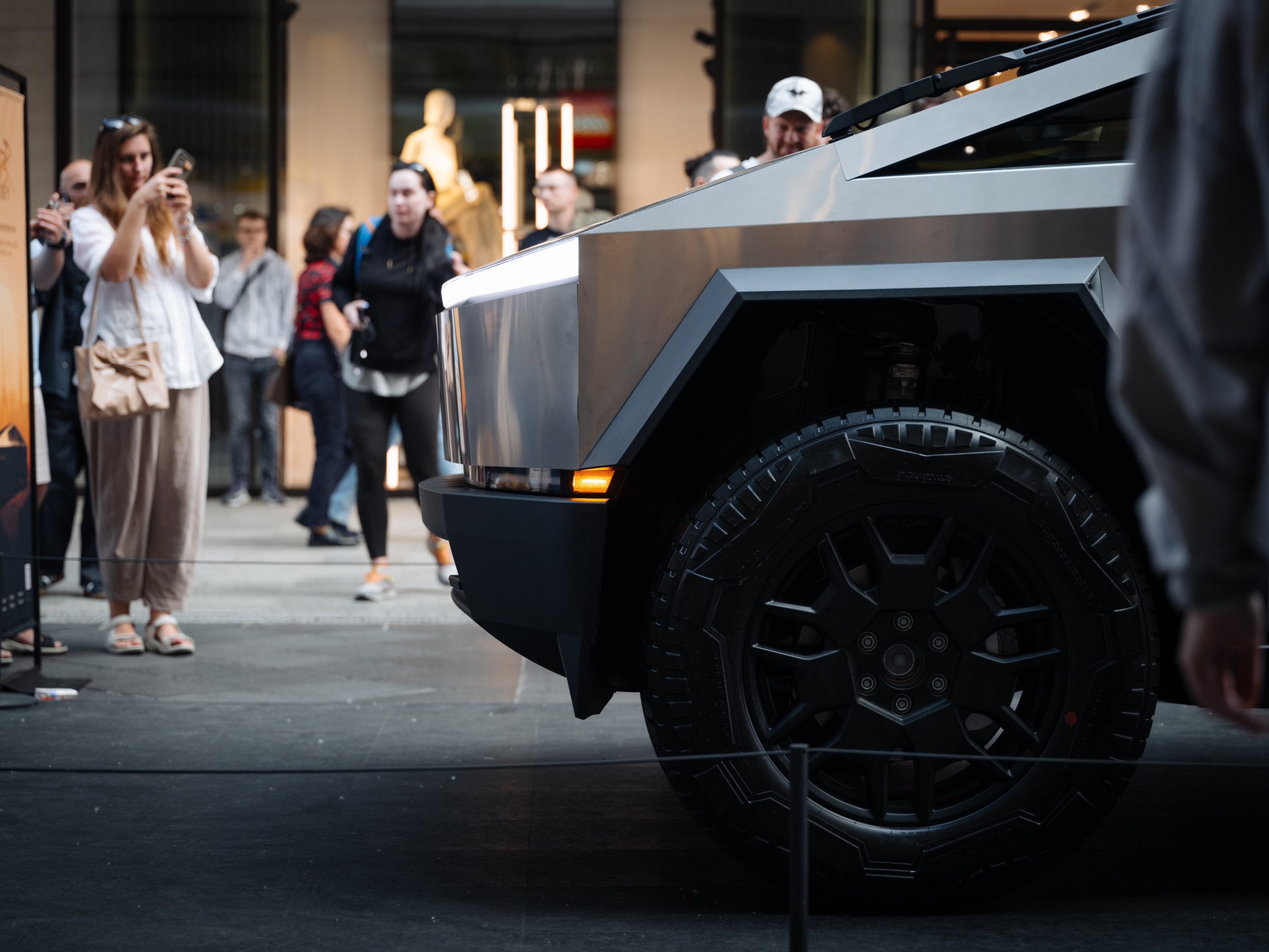 Tesla запускает FSD Supervised для Cybertruck в Канаде