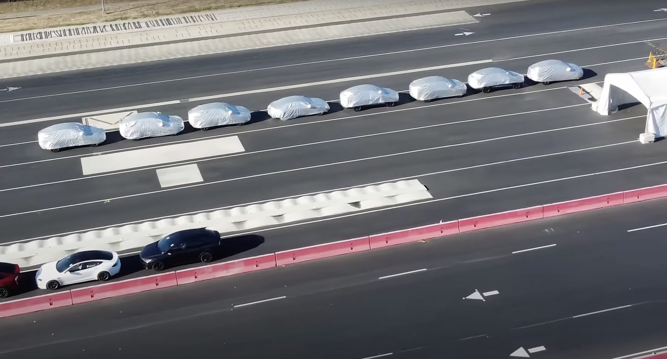 Загадочные крытые автомобили Tesla замечены на территории завода во Фримонте