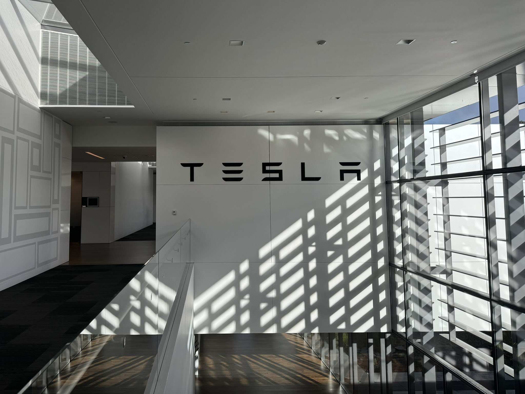 Иск о «фантомном торможении» Tesla продвигается, но лишь частично