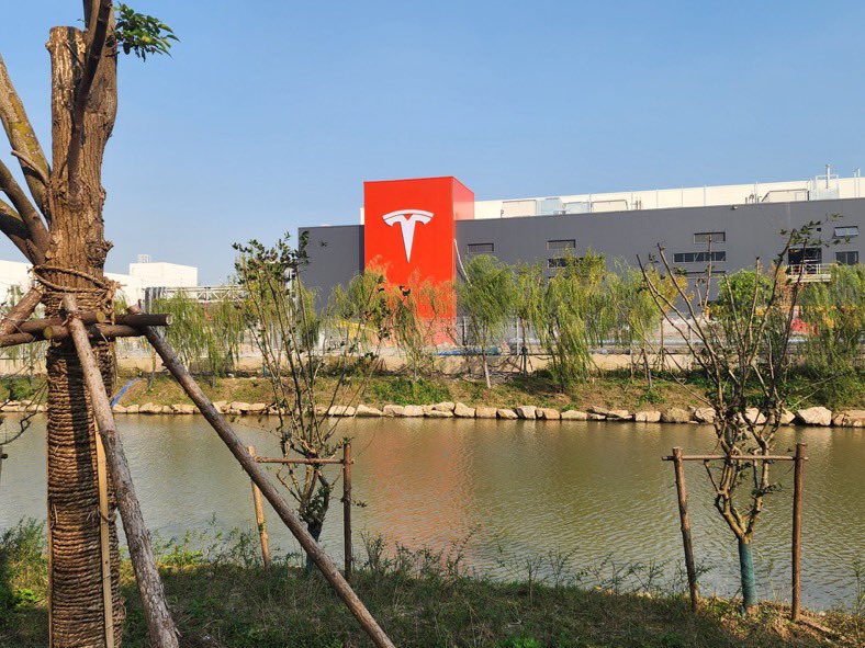Мегафабрика Tesla в Шанхае, похоже, готова начать производство в первом квартале 2025 года.