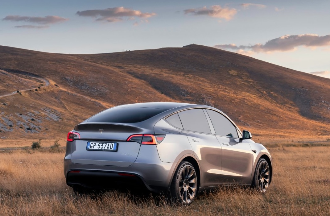 На карте Tesla теперь отображается наличие зарядных устройств сторонних производителей в Европе.