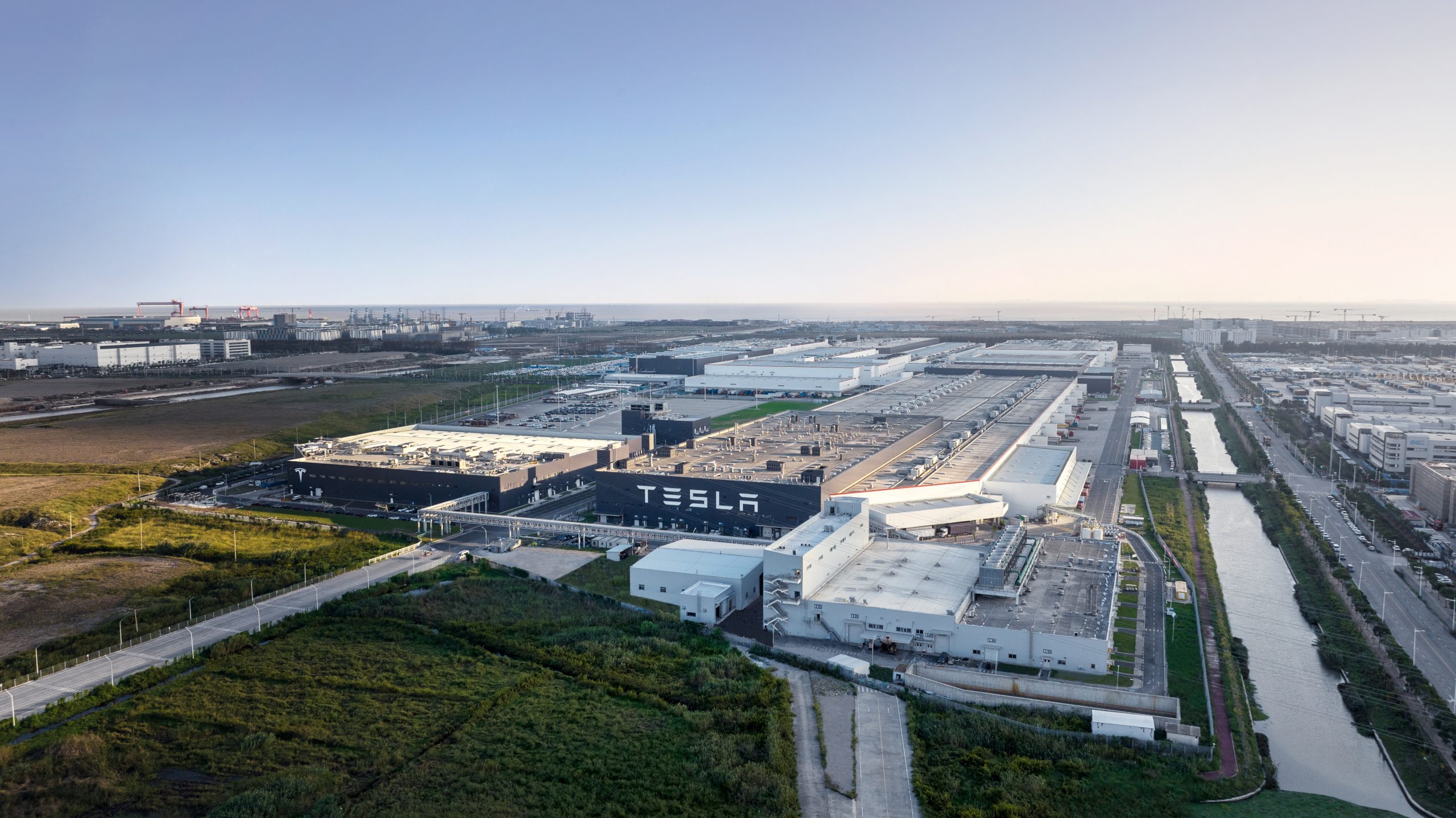 Tesla China продолжает улучшать отношения с поставщиками