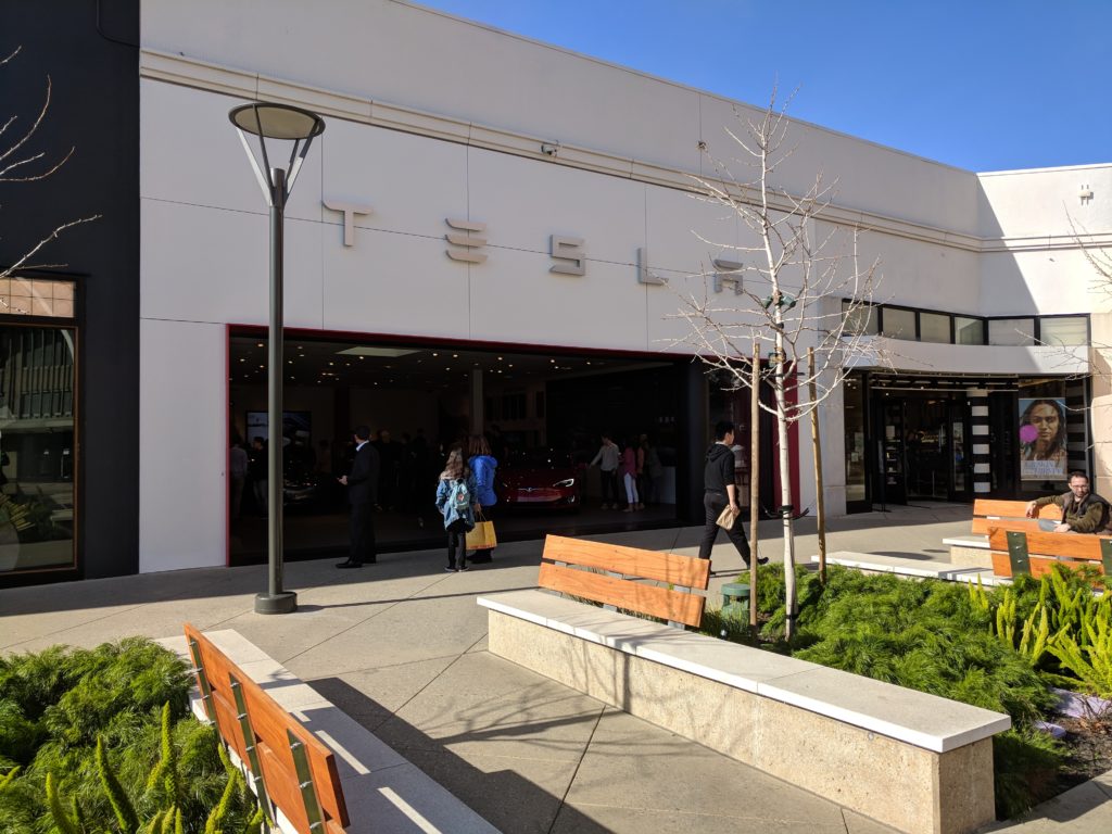 Tesla и Rivian по-прежнему сталкиваются со сложными законами о прямых продажах в штатах США.