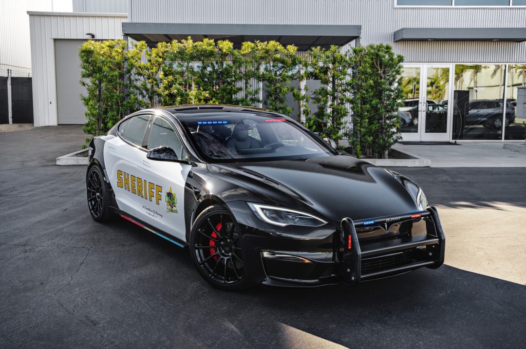 Tesla Model S Plaid, оснащенная для использования полицией в последней версии UP.FIT
