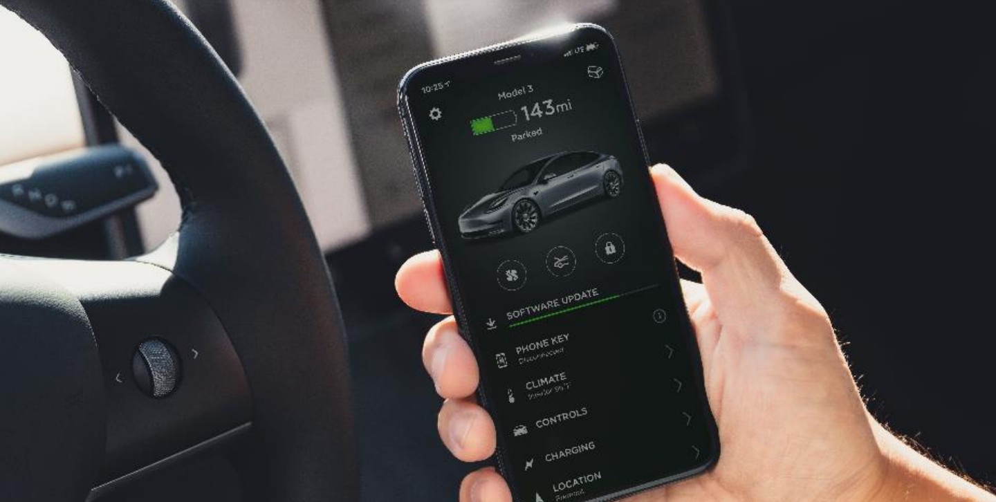 Tesla представляет новую функцию команд для улучшения связи