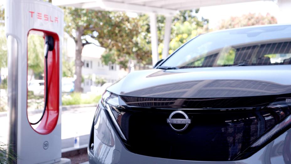 Nissan Ariya получит доступ к NACS-совместимым нагнетателям Tesla Supercharger